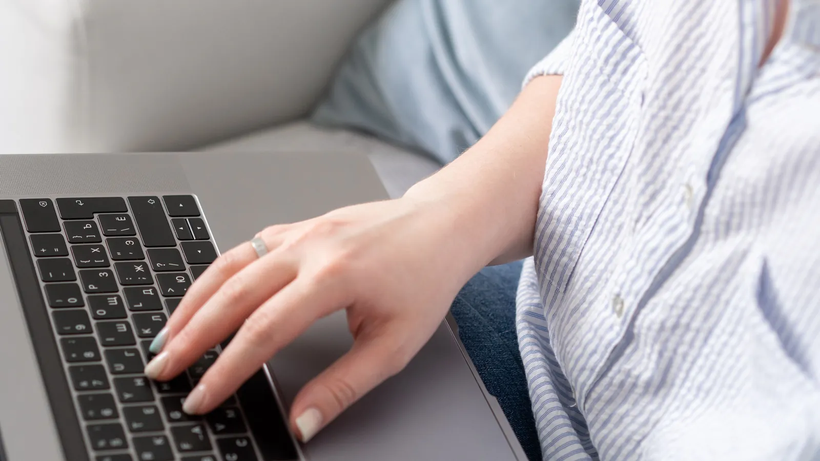 Une personne utilise sereinement son ordinateur à la maison
