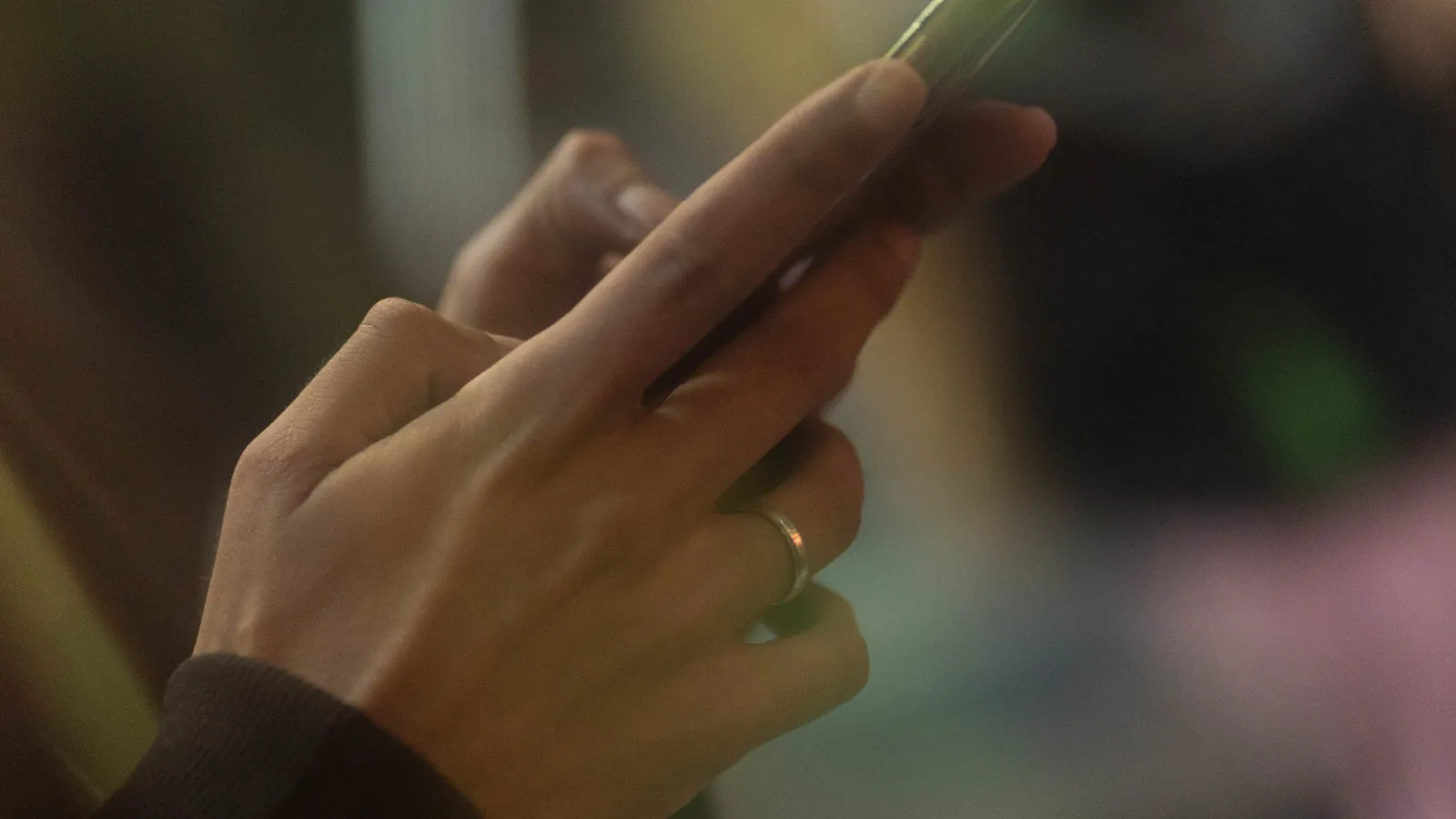 Une personne utilise son smartphone en confiance