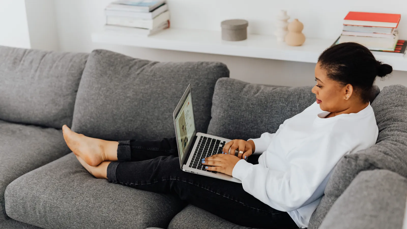 Une personne tranquille sur son ordinateur portable chez elle